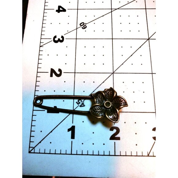 Flower Safety Pin Daisy Charm Holder Skirt Pin Brooch Crafting - Picture 2 of 6